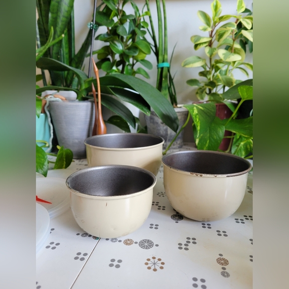 Set of 3 vintage nesting enamel containers with lids - Picture 6 of 8